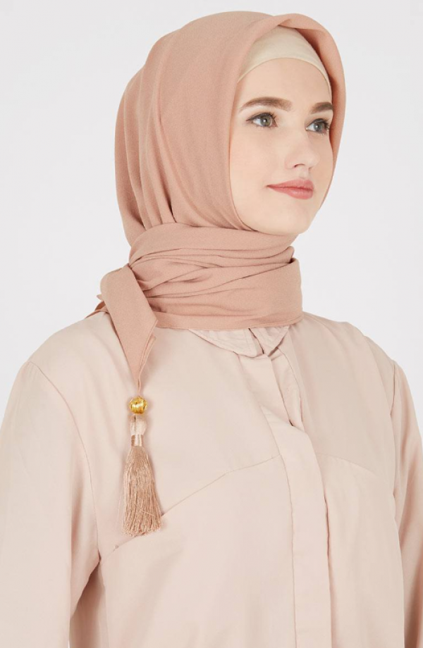 Hijab segi empat dengan tassel di ujung